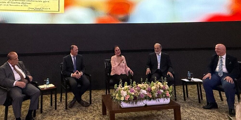 Presenta Carlos Slim libro titulado "Mi Vida"; en el Centro Libanés