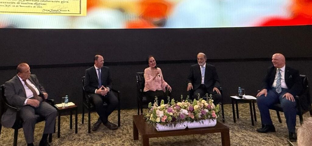 Presenta Carlos Slim libro titulado "Mi Vida"; en el Centro Libanés