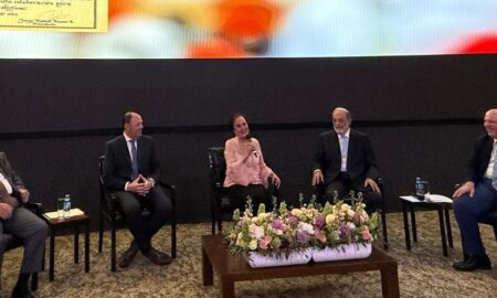 Presenta Carlos Slim libro titulado "Mi Vida"; en el Centro Libanés