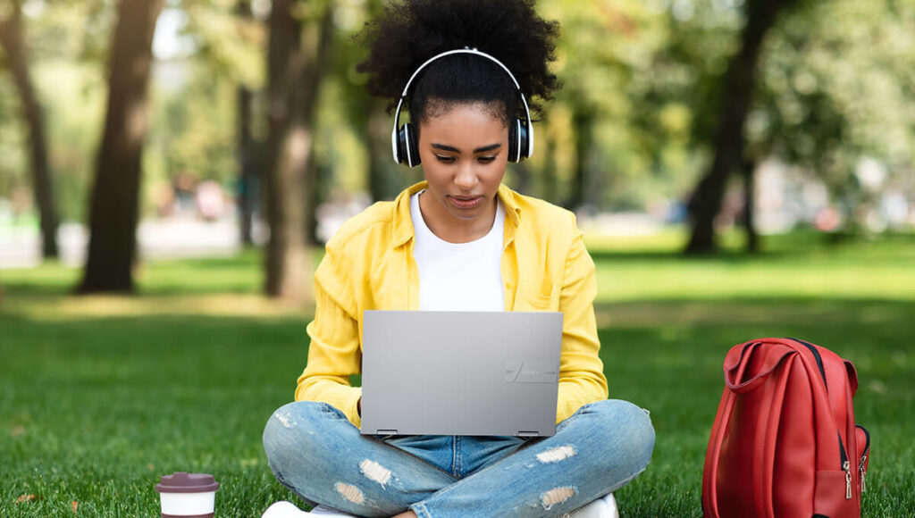 mujer con computadora portatil