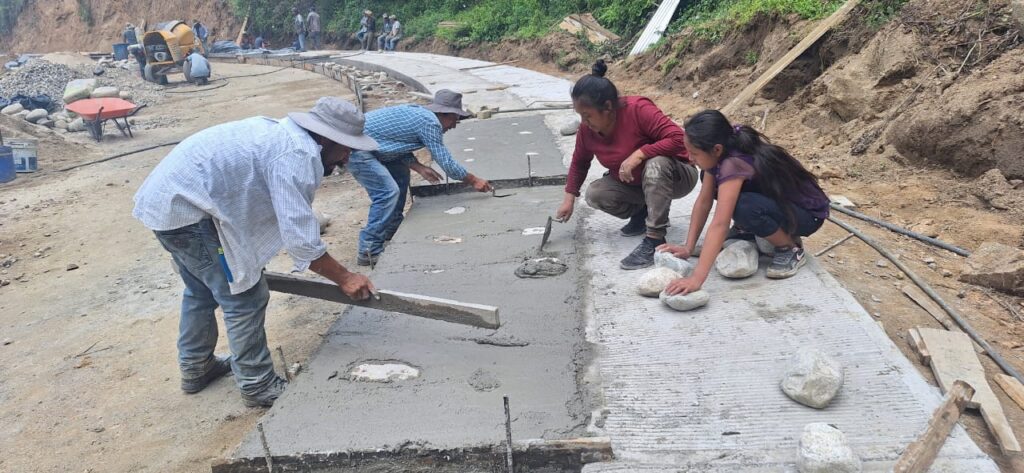 Concluirán 99 caminos artesanales en Oaxaca la SICT