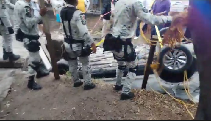 Trágico, mueren cuatro al caer su auto a un canal en Atlacomulco