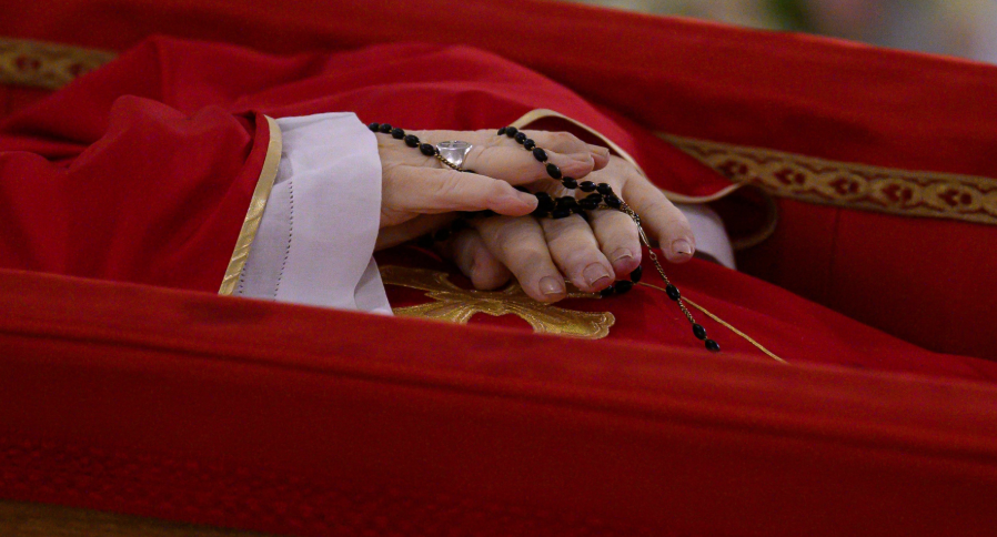 Imagen de las manos del Papa Francisco