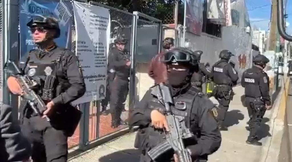 Abate la policía a sujeto que tomó de rehén a sacerdote y secretario por correrlo de iglesia