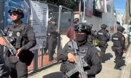 Abate la policía a sujeto que tomó de rehén a sacerdote y secretario por correrlo de iglesia