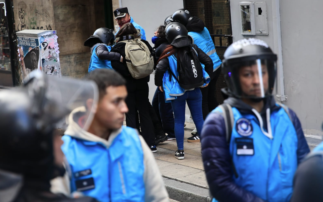 Detenidos dos fotoperiodistas en Argentina Foto: X