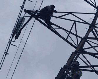 Luego de momentos de peligro PC bajo a un hombre de una torre de alta tensión