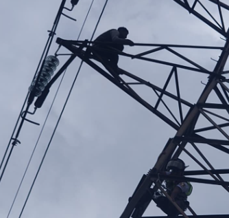 Luego de momentos de peligro PC bajo a un hombre de una torre de alta tensión