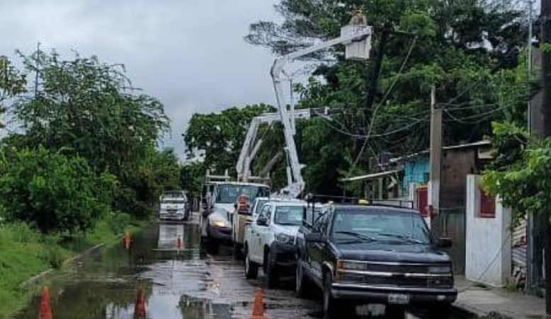 CFE restablece suministro eléctrico en seis estados afectados por las lluvias