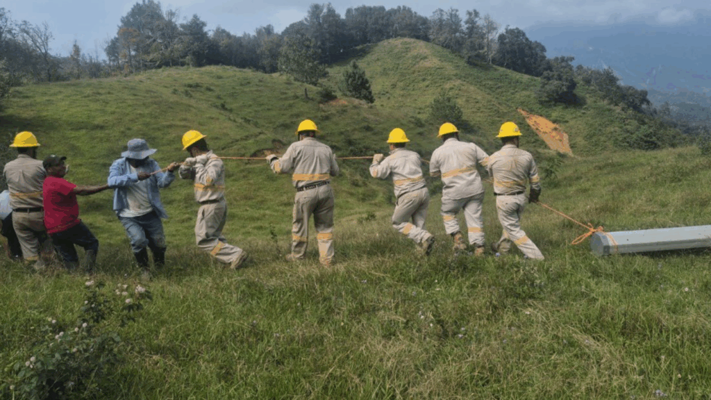 Restablece CFE energía eléctrica en cuatro estados tras los daños de tormentas
