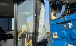 Chocan dos unidades del trolebús