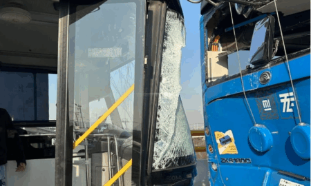 Chocan dos unidades del trolebús