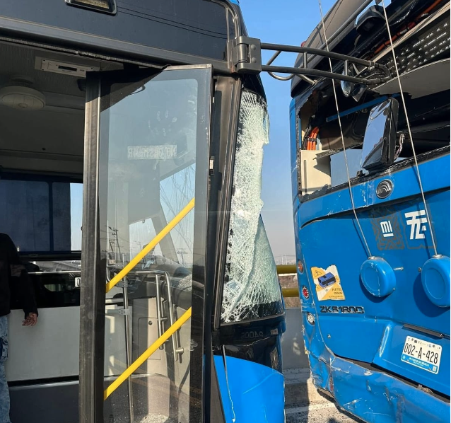 Chocan dos unidades del trolebús