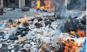 Trabajadores protestan en oficinas del GCDMX vaciando camiones de basura