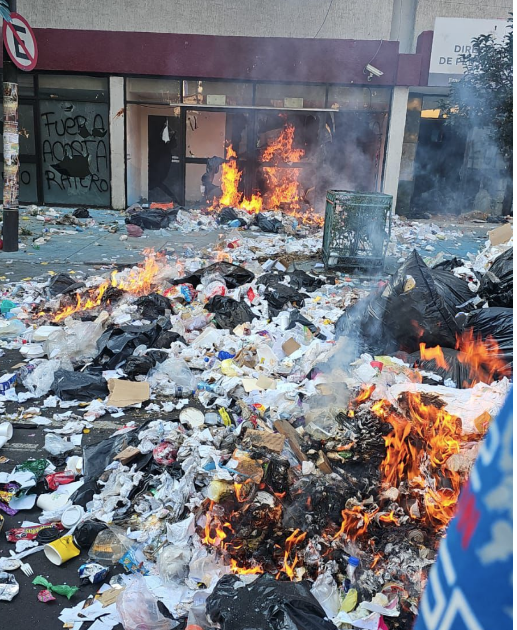 Trabajadores protestan en oficinas del GCDMX vaciando camiones de basura