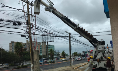 CFE trabaja para normalizar el suministro eléctrico en zonas de 12 estados afectados por el paso del frente frío no. 2 