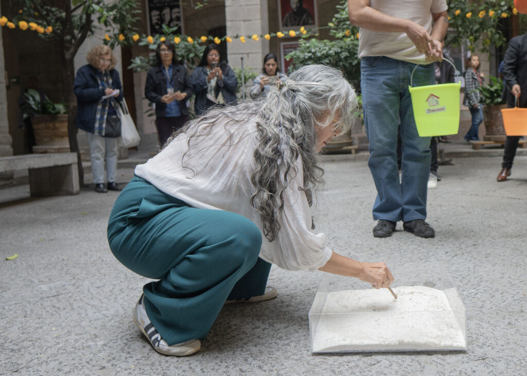 Cristina Rivera Garza: “Nuestros seres queridos permanecerán aquí mientras persista nuestro duelo”