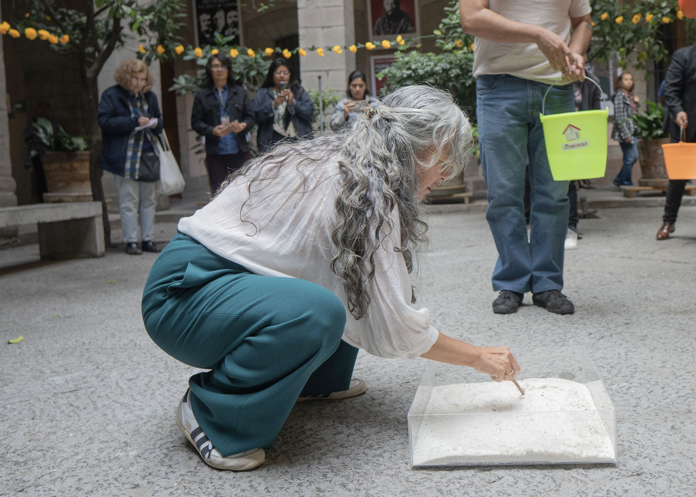 Cristina Rivera Garza: “Nuestros seres queridos permanecerán aquí mientras persista nuestro duelo”