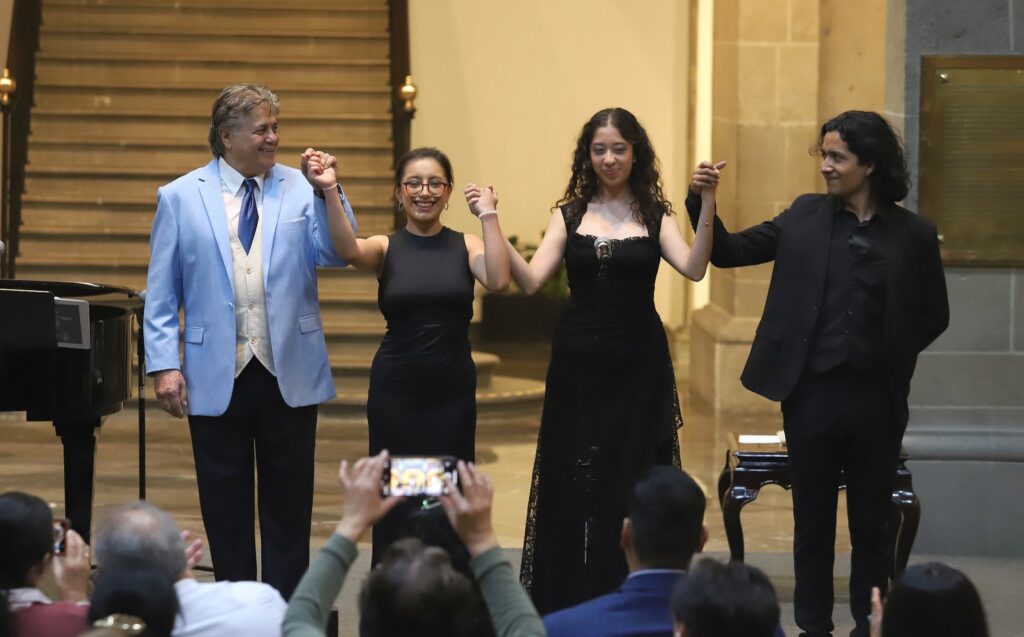 Entre la nostalgia, el amor y la alegría, rinden homenaje a la canción italiana