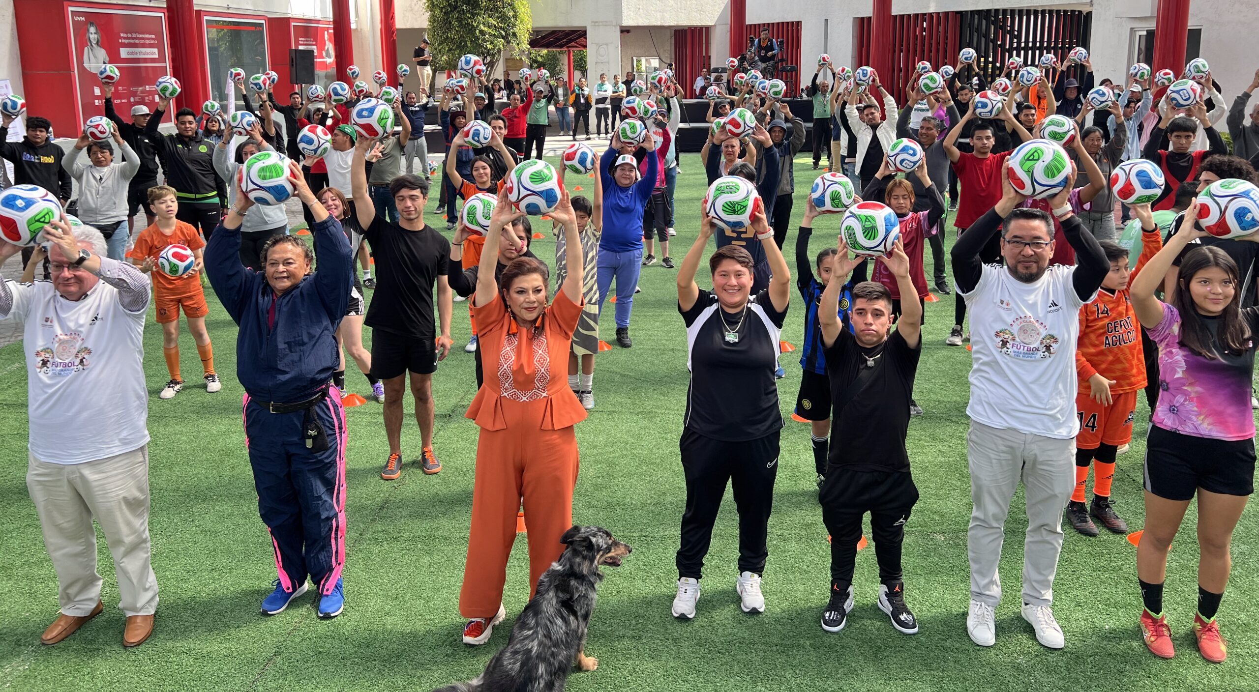 Acude Clara Brugada a Primera clase de futbol rumbo a la megaclase de marzo 2026