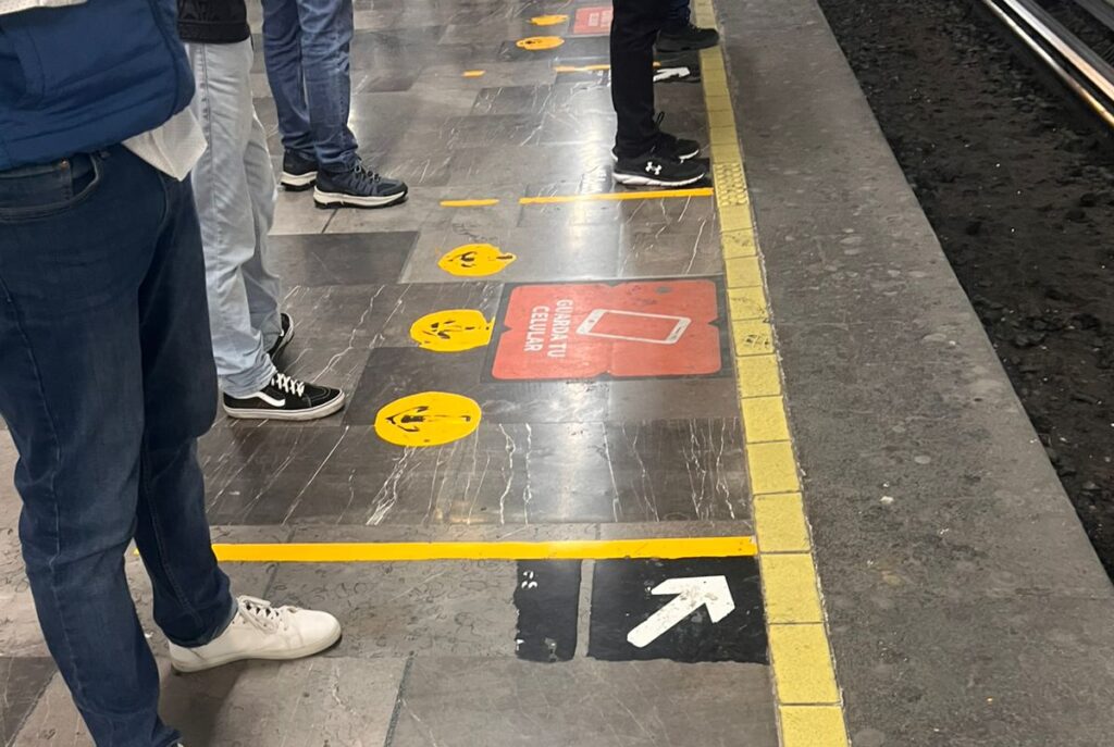 Las flechas son para esprar la entrada