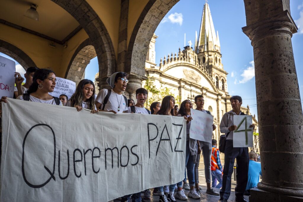 Manifestantes con pancarta de paz (1)