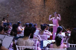 Orquesta Sinfónica Infantil de Tlaxcala y la directora Rosa María Vázquez
