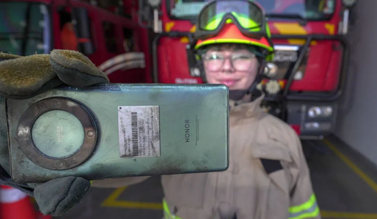 Dispositivo HONOR Magic5 Lite de bombera en Chile sobrevive a incendio forestal