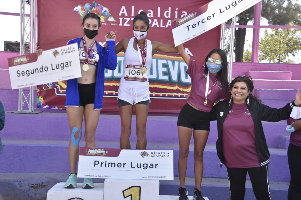 Ganadoras de la carrera del fuego en el podio