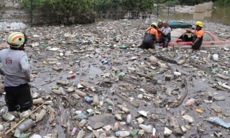 Taponamiento con basura de presa Rio Mixcoac deja bajo el agua autos u una oficina