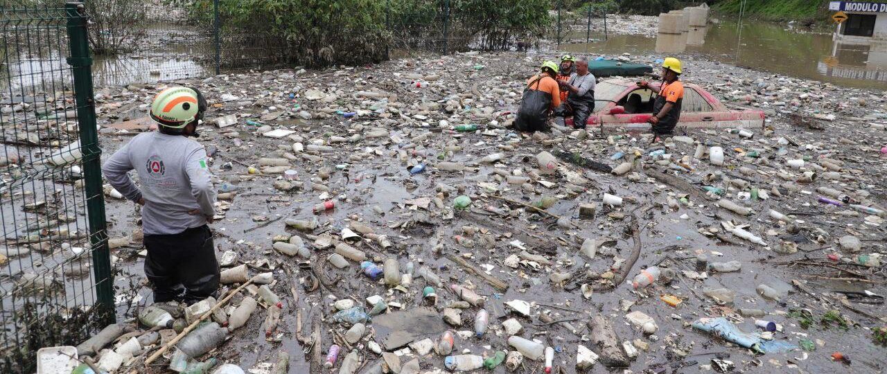 Taponamiento con basura de presa Rio Mixcoac deja bajo el agua autos u una oficina