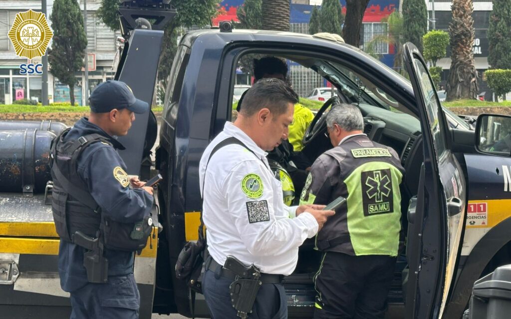 SSC apoyaron a un hombre que habia subido a lo alta de un puente