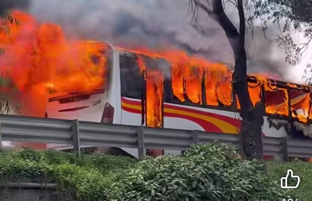 Camión de pasajeros embiste a motociclista explota la aunidad y se quema el transporte