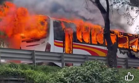 Camión de pasajeros embiste a motociclista explota la aunidad y se quema el transporte