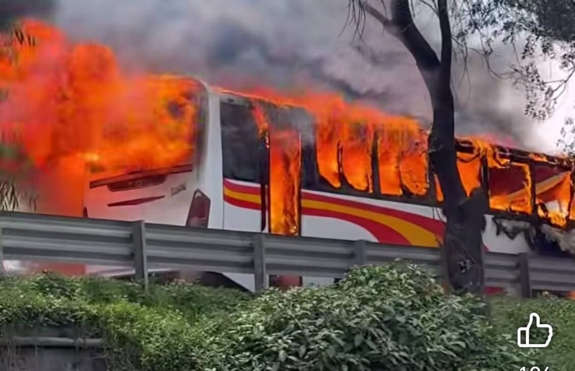 Camión de pasajeros embiste a motociclista explota la aunidad y se quema el transporte