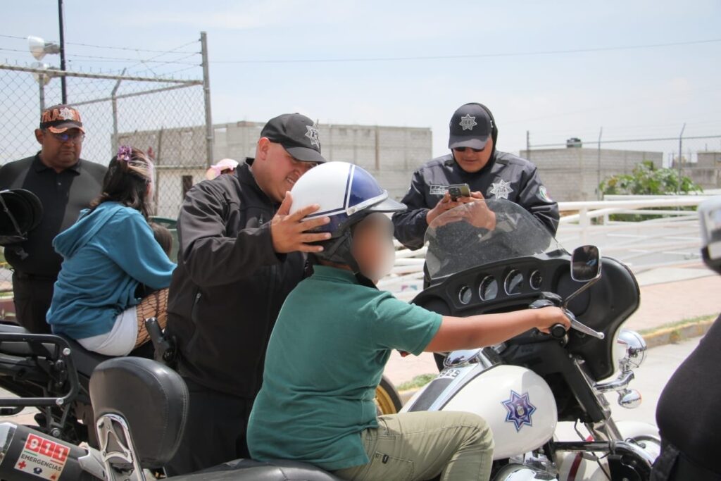 Niños disfrutan curso de verano en Ecatepec al conocer y dialogar con policía Municipal