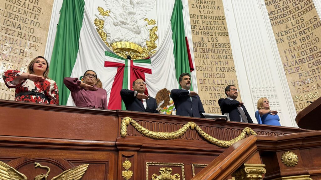 Secretario de gobierno entrega 1er informe de actividades de Clara Brugada a Congreso CDMX