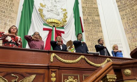 Secretario de gobierno entrega 1er informe de actividades de Clara Brugada a Congreso CDMX