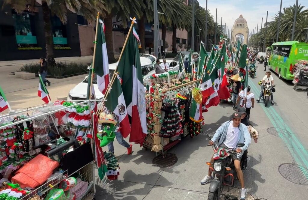 Sale caravana de vendedores de productos para las fiestas patrias en el Centro de la capital