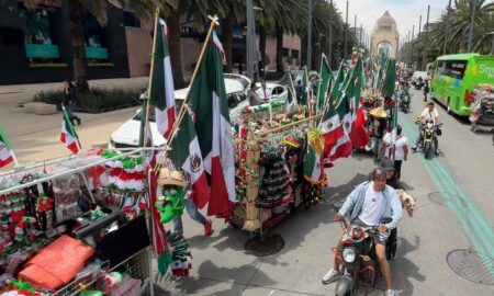 Sale caravana de vendedores de productos para las fiestas patrias en el Centro de la capital