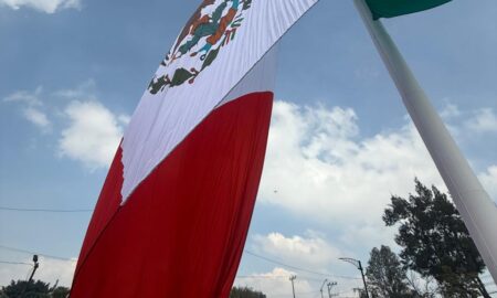 Bajan la bandera monumental de Iztapalapa por las fuertes ráfagas de viento