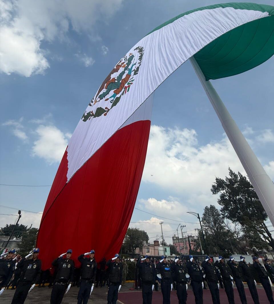 Bajan la bandera monumental de Iztapalapa por las fuertes ráfagas de viento