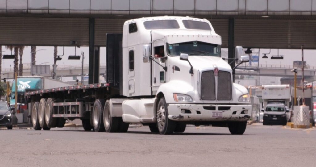 Autoriza la SICT circular al autotransporte federal sin placas y engomado