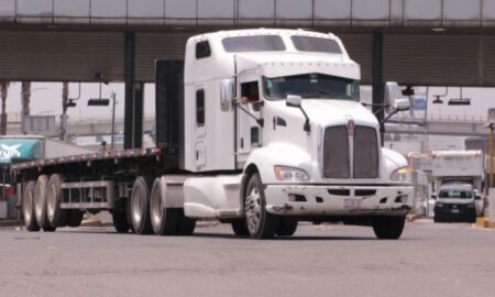 Autoriza la SICT circular al autotransporte federal sin placas y engomado