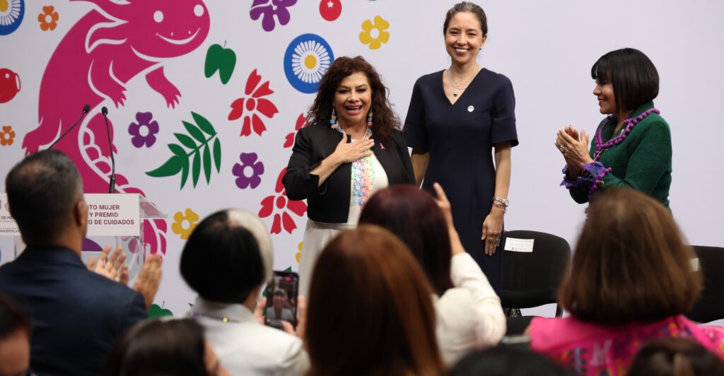 Entregan reconocimiento a la Jefa de Gobierno como Mujer de la Década