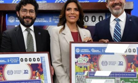 Develan billete de lotería por siete décadas de la OIT en México
