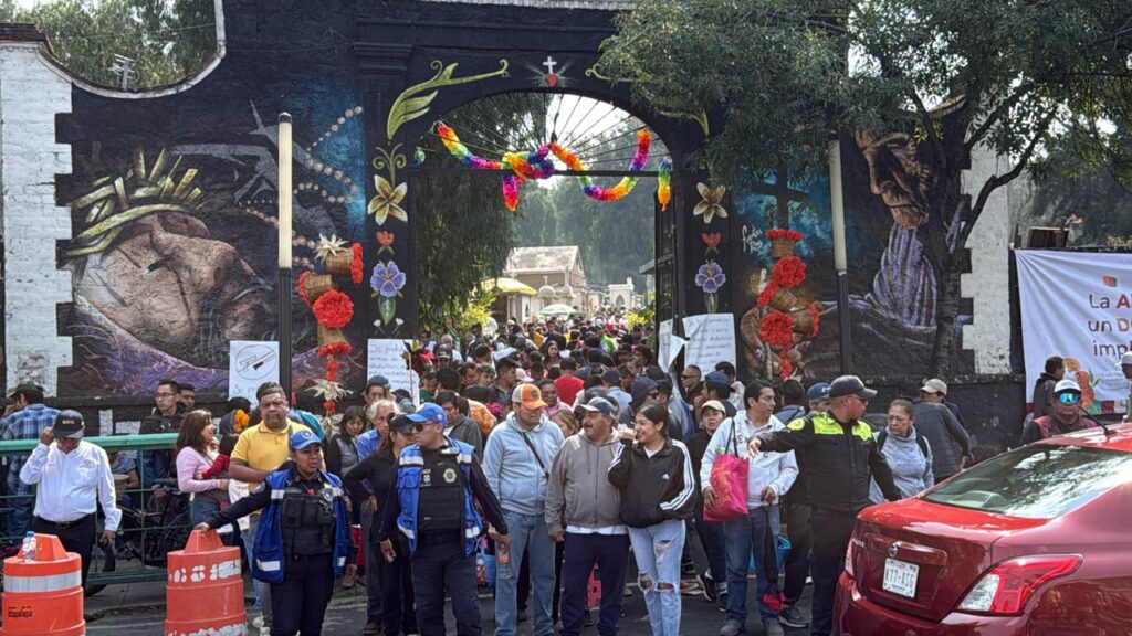 Más de 300 mil personas acudieron a panteones de Iztapalapa
