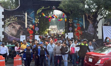 Más de 300 mil personas acudieron a panteones de Iztapalapa