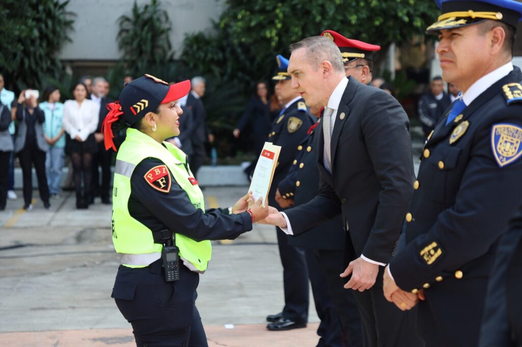 Efectivos, mujeres y hombres, de la PA y PBI, fueron distinguidos de forma simbólica, por la SSC y Metro