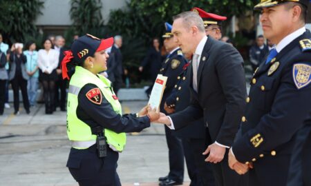 Efectivos, mujeres y hombres, de la PA y PBI, fueron distinguidos de forma simbólica, por la SSC y Metro